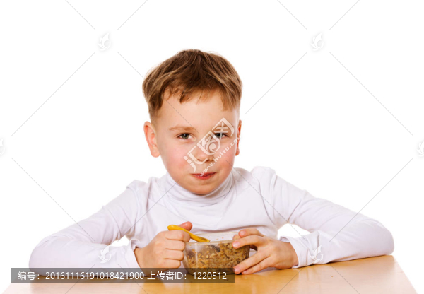 男孩吃