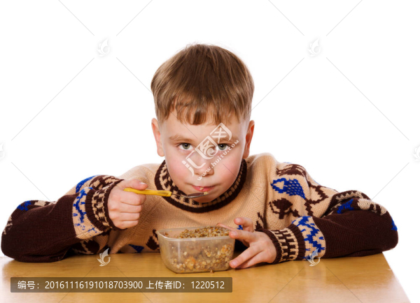 男孩吃
