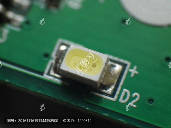 帶組件的綠色電子板
