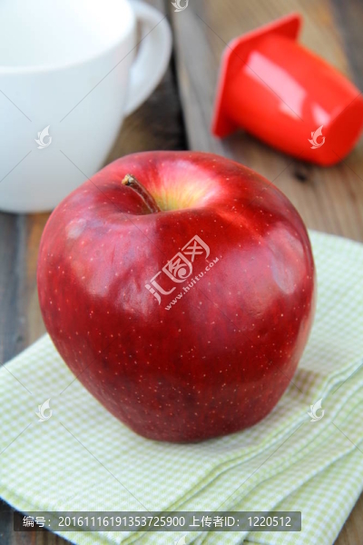 餐巾上的大紅蘋果