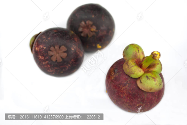 孤立在白色背景的山竹；熱帶紫色水果