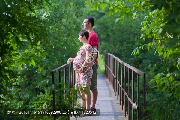 丈夫與他懷孕的妻子在橋上