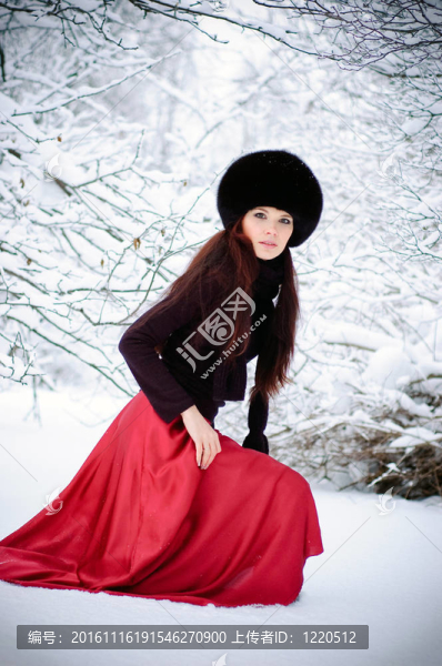 美麗的女人在雪