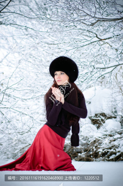 美麗的女人在雪