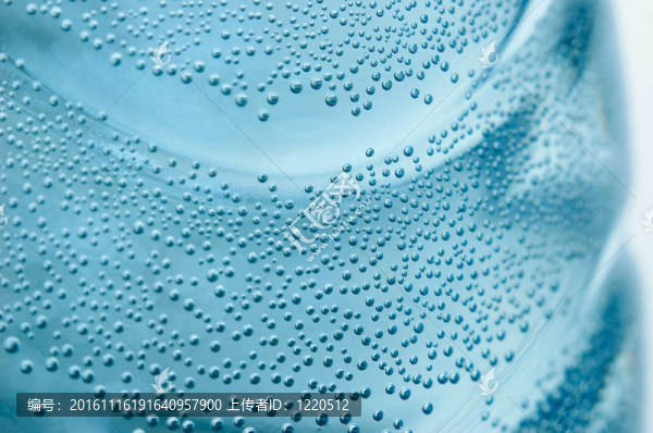 水中的氣泡。