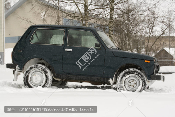 4x4吉普車在俄羅斯的雪。