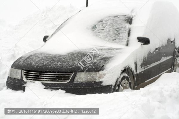 在雪堆的歐洲汽車。