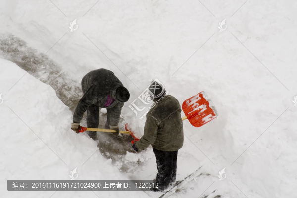 2名工人清理深雪。