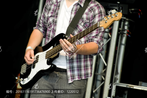 低音吉他手