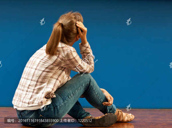 坐在地板上的一個女孩生氣了