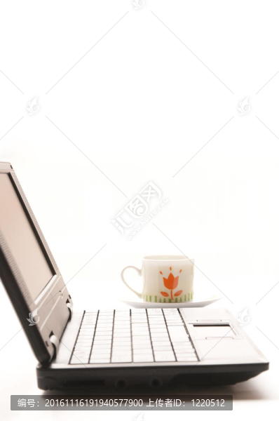 咖啡在早上與筆記本電腦在桌子上