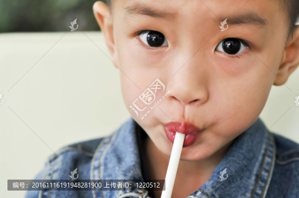 用稻草的男孩