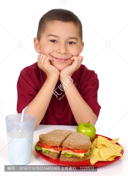 孩子準備吃一個三明治午餐