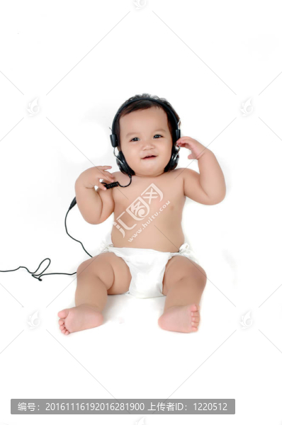 一個年輕的亞洲女孩帶著耳機聽音樂