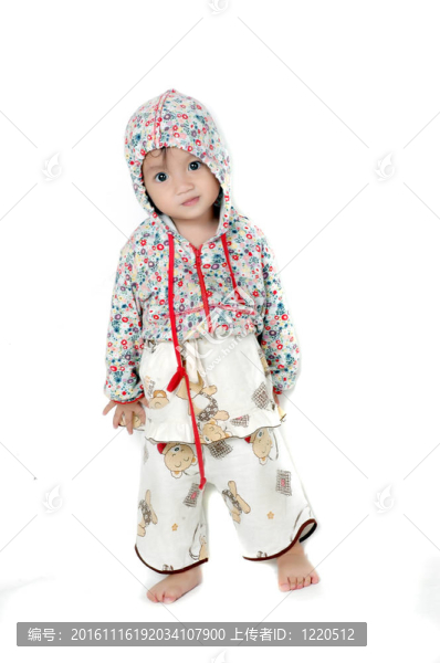 一個(gè)年輕女孩冒充Asiang穿著夾克