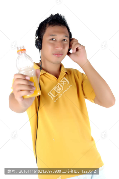 年輕人一邊聽音樂一邊揮舞著他的飲料瓶