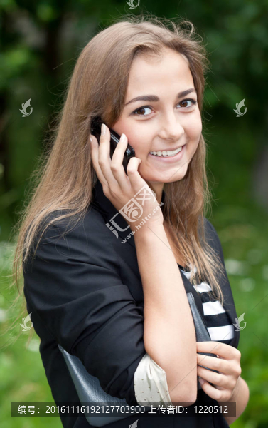 女孩在電話里