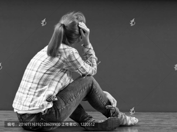 坐在地板上的一個女孩生氣了