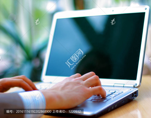 辦公室里的現(xiàn)代筆記本電腦打字