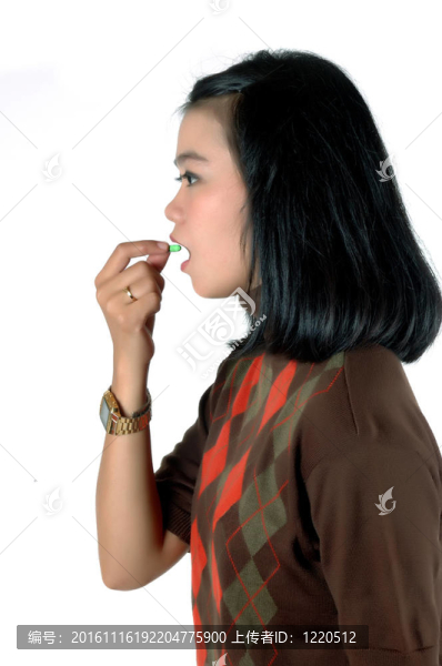 亞洲青年女子吃藥丸膠囊