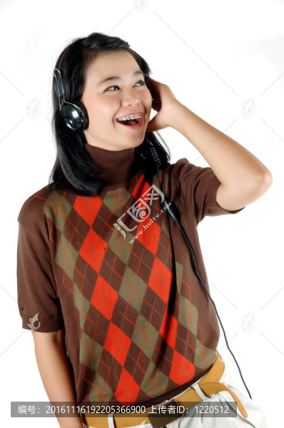 年輕女子正在聽音樂伴耳機(jī)