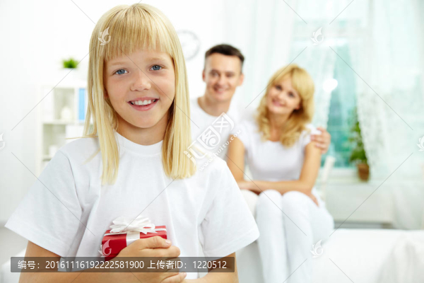 女孩與彩盒