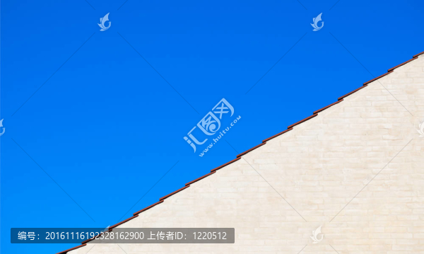 藍(lán)色的天空和山墻