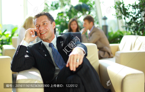商務(wù)人在開會(huì)時(shí)用手機(jī)說話