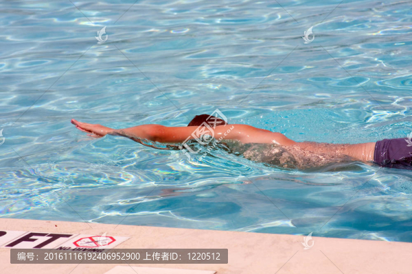 游泳池里的年輕人