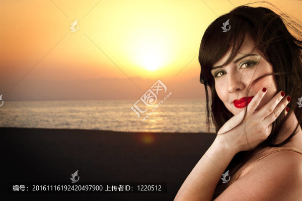 日落時分海灘上的年輕漂亮女孩
