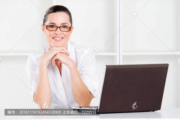 漂亮的年輕女商人