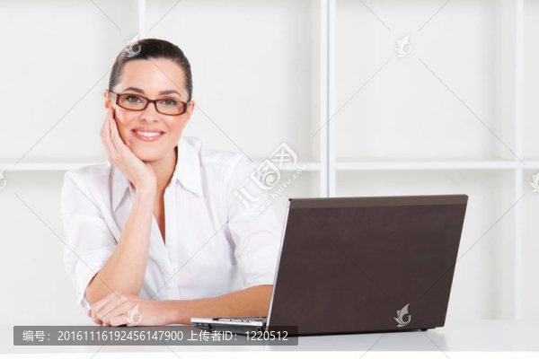 辦公室的年輕女商人