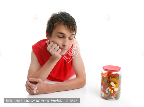 男孩思考開罐糖果