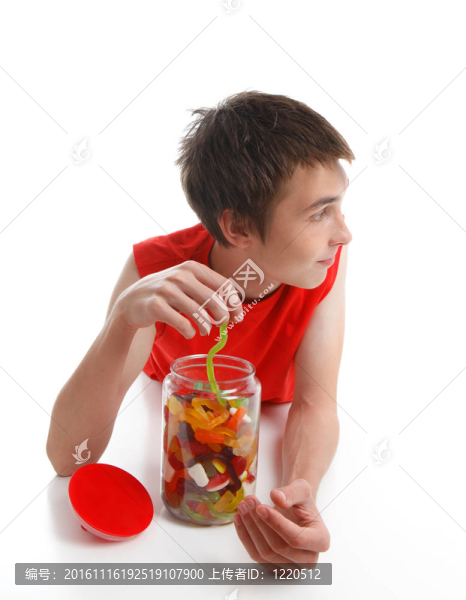 帶糖果蛇的男孩看向一邊