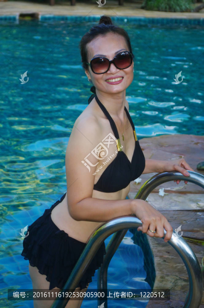 池中的亞洲女人