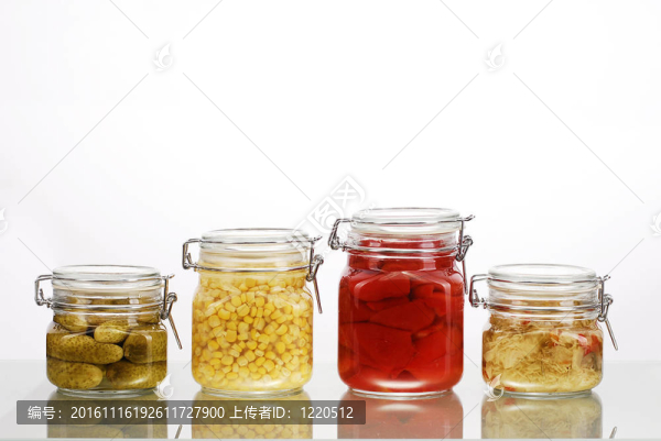 用白色分離的泡菜壇