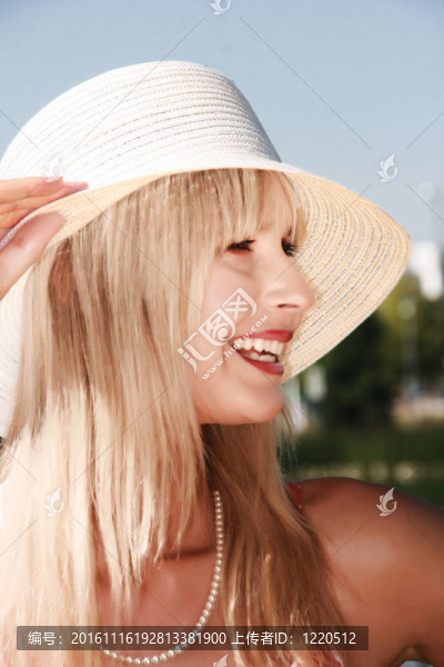 帶帽子的年輕女人