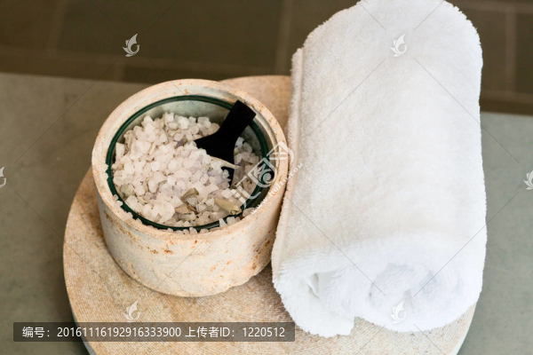 毛巾和沐浴鹽