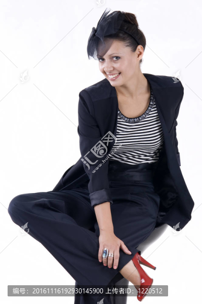 漂亮的女孩坐在酒吧的凳子上
