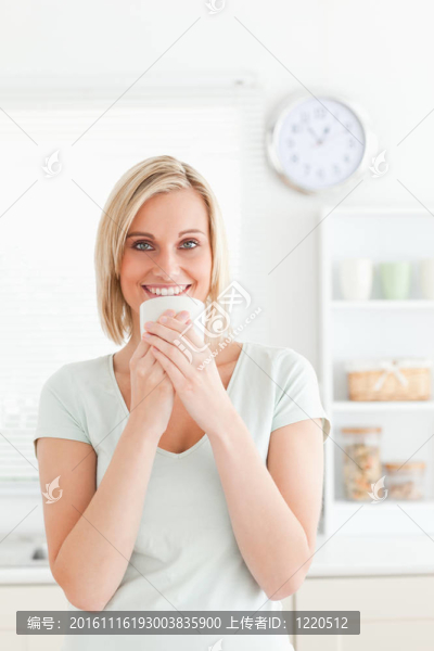 女子拿著一杯咖啡