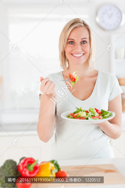 女人吃沙拉