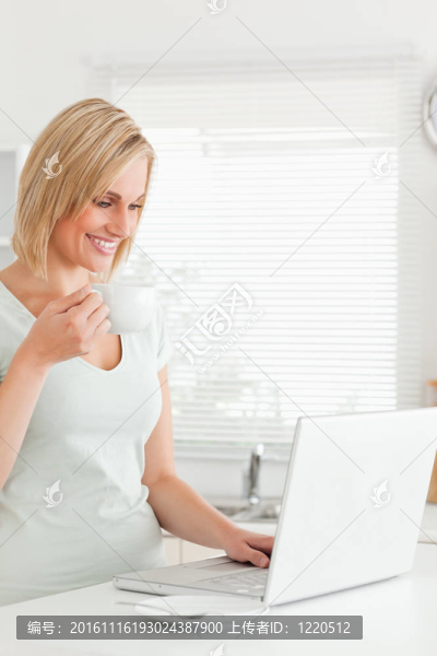 迷人的女人，一杯咖啡和一臺筆記本電腦