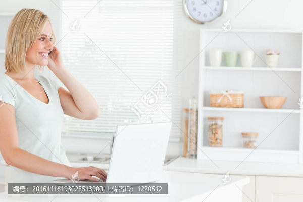 帶著筆記本電腦和電話的女人