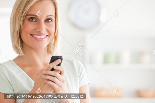 一個(gè)可愛的女人用手機(jī)拍照