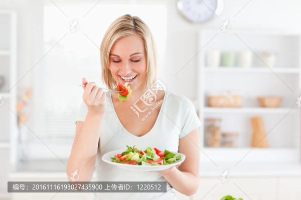 華麗的女人吃沙拉