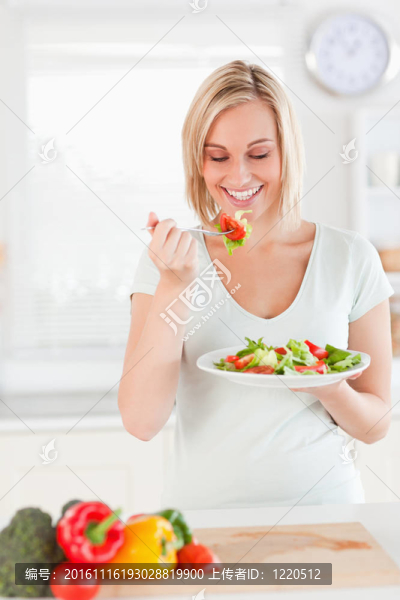 年輕婦女吃沙拉