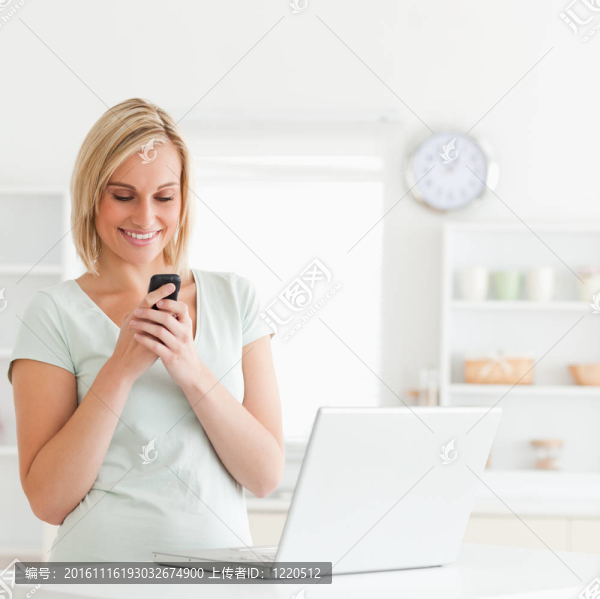 可愛的女人與移動(dòng)和筆記本電腦微笑