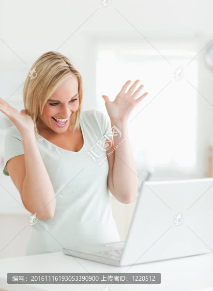 笑cahrming女人看筆記本