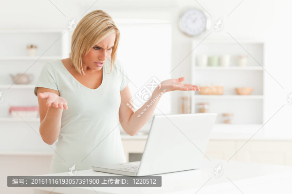 女人看著筆記本毫無頭緒