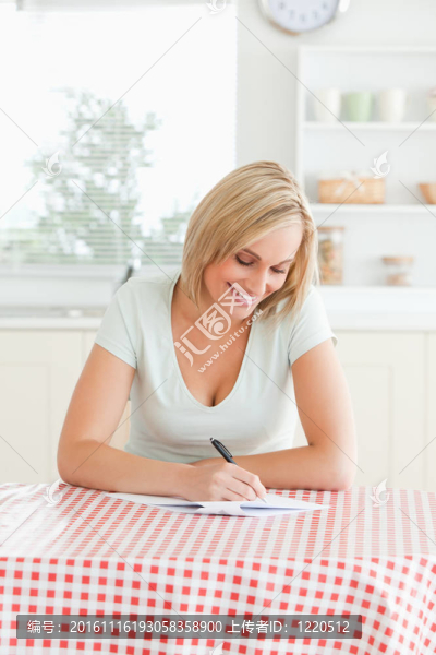 微笑的女人證明閱讀一篇文章